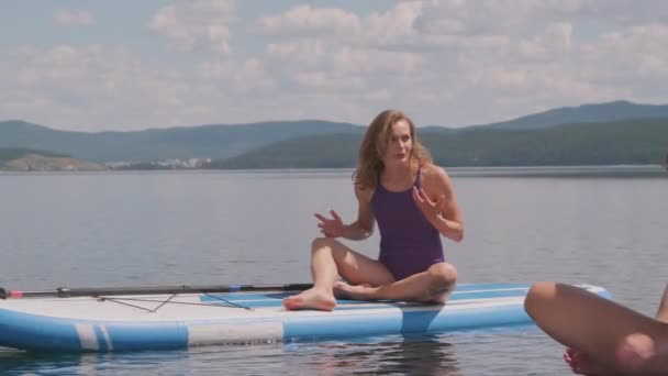 Сучасні Жінки Сидять Дошках Розмовляють Жестикулюють Плаваючи Озері — стокове відео