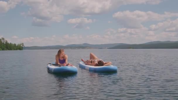 Замедленная Съемка Красивых Женщин Расслабляющихся Веслах Разговаривающих Наслаждающихся Летом — стоковое видео