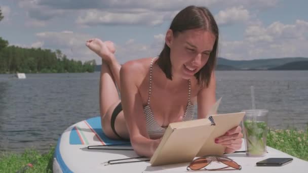 Nahaufnahme Einer Hübschen Jungen Frau Auf Augenhöhe Die Bikini Auf — Stockvideo