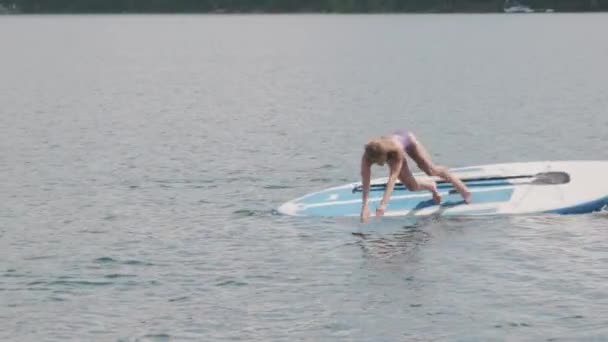 Plan Complet Femme Debout Sur Plateau Plongée Dans Lac Avec — Video