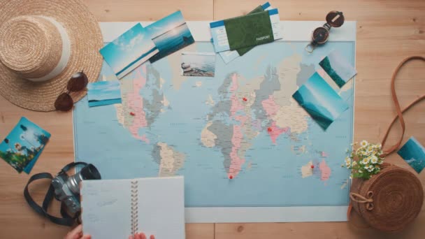 Arriba Imágenes Planas Mujer Escribiendo Lista Verificación Para Viajar Cuaderno — Vídeos de Stock
