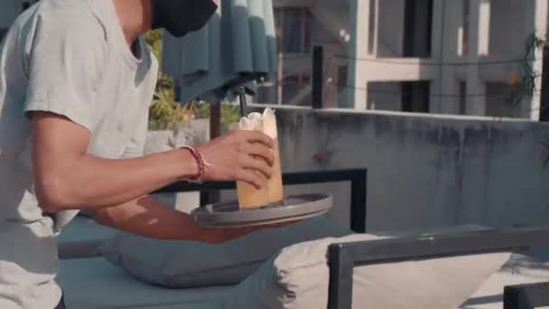 Close Casal Elegante Refrigeração Sob Guarda Chuvas Praia Brindar Com — Vídeo de Stock