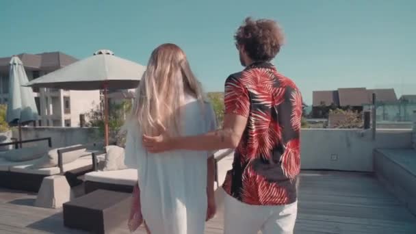 Genç Bir Çiftin Otelin Dinlenme Odasında Yürürken Sarılıp Güneşlenirken Çekilmiş — Stok video