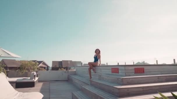 Muñeca Arco Tiro Modelo Femenino Posando Traje Baño Piscina Junto — Vídeos de Stock