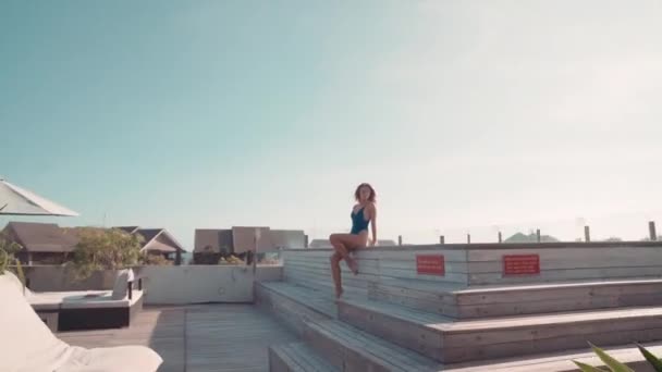 Dolling Arco Tiro Modelo Feminino Posando Maiô Beira Piscina Lado — Vídeo de Stock