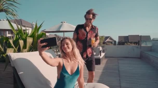 Arc Shot Couple Joyeux Ayant Appel Vidéo Bord Piscine Souriant — Video