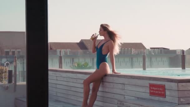 Mladá Žena Modelka Jednodílných Plavkách Stojící Vedle Plotu Bazénu Pózující — Stock video