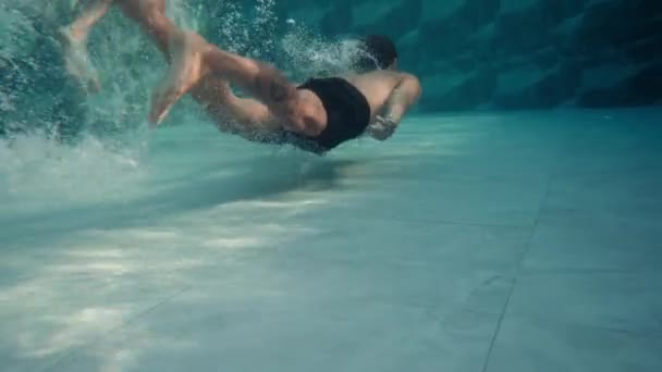 Unterwasseraufnahmen Von Einem Mann Der Klares Glänzendes Wasser Taucht Und — Stockvideo