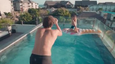 Lüks oteldeki büyük açık havuza atlayan adamın sualtı görüntüleri.