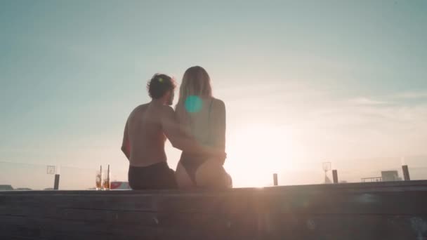 Bakifrån Bild Sommar Par Njuter Semester Lyx Resort Sitter Vid — Stockvideo