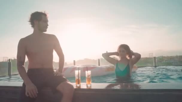 Sevgililerin Havuz Başında Kokteyllerini Yudumlayarak Flört Ettiği Bir Fotoğraf — Stok video