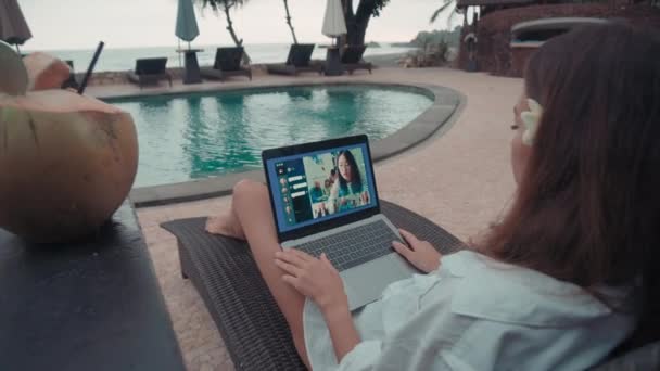 Havuz Başında Dizüstü Bilgisayarlı Çekici Bir Kadının Video Konferansında Meslektaşlarıyla — Stok video