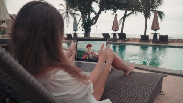 Senhora Idosa Tela Laptop Mãos Mulher Mostrando Estilo Vida Ativo — Vídeo de Stock