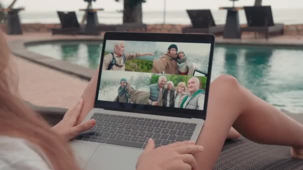 Schouder Close Van Vrouw Die Een Videogesprek Met Een Groep — Stockvideo