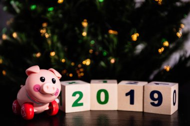 pembe oyuncak domuz küpleri hangi yanında 2019 Noel ışıkları arka plan üzerinde bulunmakta