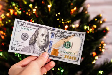 100 dolar nakit ile süslenen yeni yıl köknar ağacı