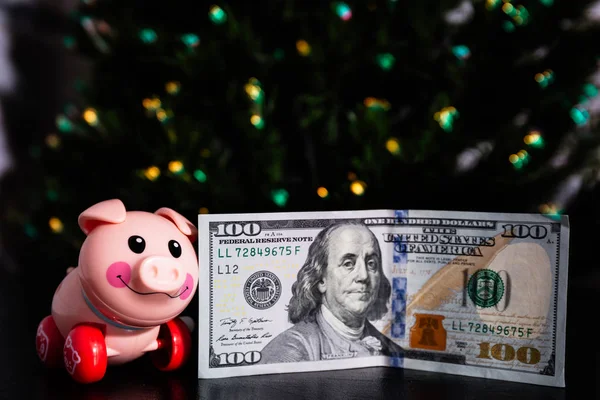 Cerdo Juguete Las Luces Año Nuevo Con Billete 100 Dólares —  Fotos de Stock