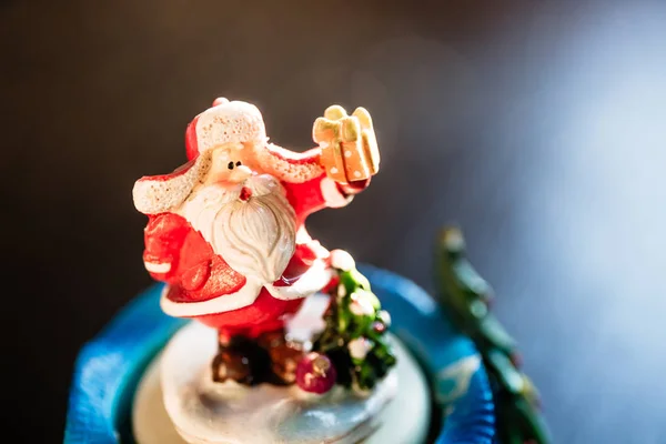 Симпатичный Игрушечный Санта Клаус Черном Фоне — стоковое фото