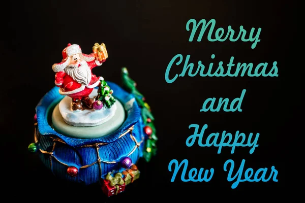 Симпатичный Игрушечный Санта Клаус Черном Фоне Синей Надписью Веселый Новый — стоковое фото
