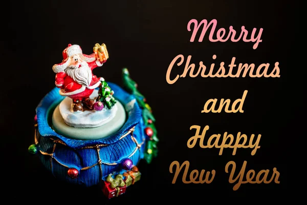 Симпатичный Игрушечный Санта Клаус Черном Фоне Цветной Надписью Веселый Новый — стоковое фото