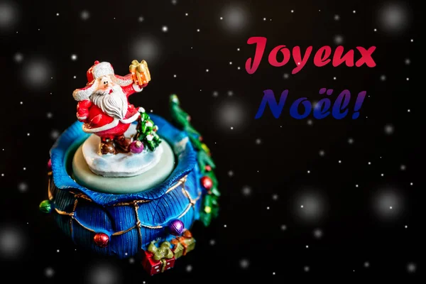 Симпатичный Игрушечный Санта Клаус Черном Фоне Снежинками Цветной Надписью Joyeux — стоковое фото