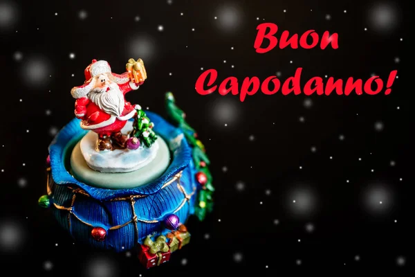 Милая Игрушка Санта Клаус Изолирован Черном Фоне Снежинками Красной Надписью — стоковое фото