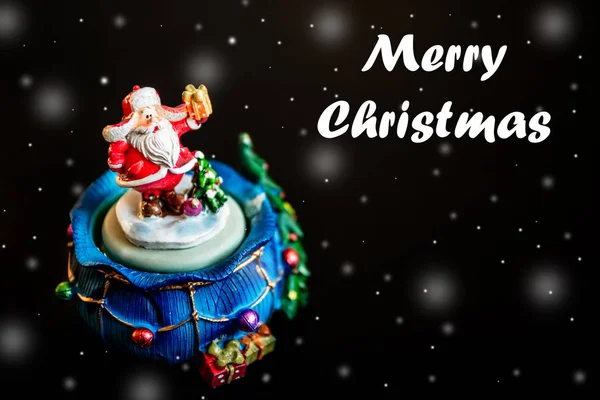 Симпатичный Игрушечный Санта Клаус Черном Фоне Снежинками Белой Надписью Веселые — стоковое фото
