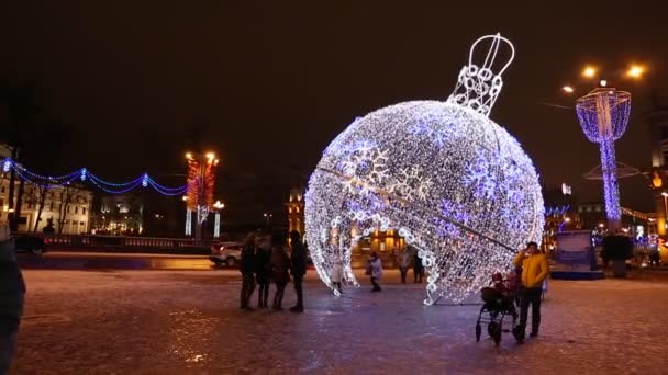 Stadtplatz Mit Neujahrs Und Weihnachtsbeleuchtung Form Eines Großen Baumspielzeugs Geschmückt — Stockvideo