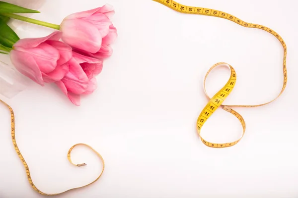 tebrik kartı veya çiçek ve santimetre teyp ile 8 Mart tatil için arka plan