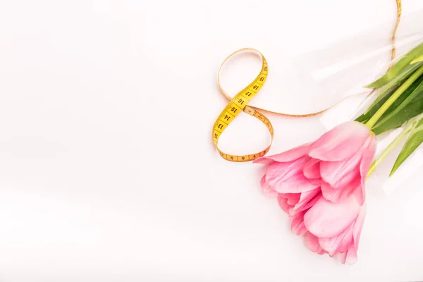 tebrik kartı veya çiçek ve santimetre teyp ile 8 Mart tatil için arka plan