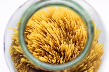 Beyaz arka planda, yukarıdan cam izole spagetti makarna