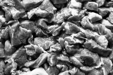 çiğ doğranmış sığır eti siyah ve beyaz yığın izole, üst görünümü