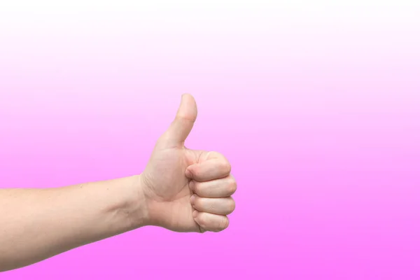 Primer plano de la mano masculina que muestra el signo de pulgares hacia arriba contra el fondo de degradado rosa — Foto de Stock