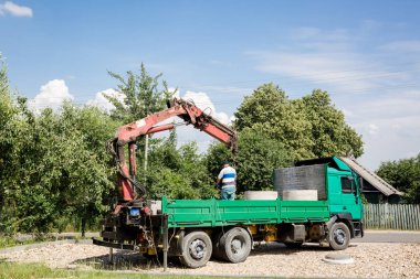 monte vinç ile kamyon