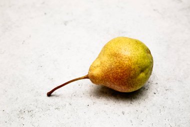 bir armut natürmort bir kiremit masa üzerinde yatıyor