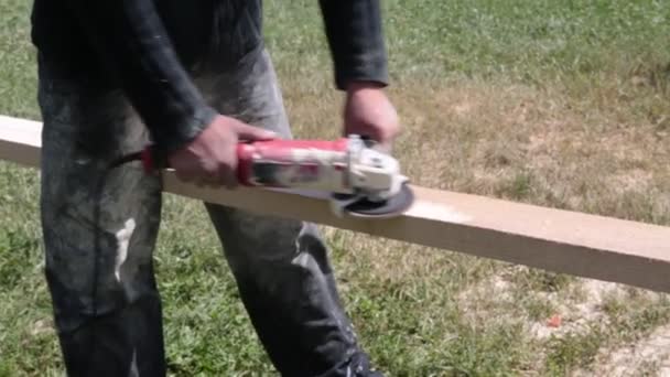 Een Man Houdt Grinds Een Houten Plank Met Een Molen — Stockvideo