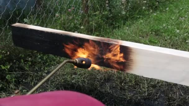 Hombre Quema Tablones Madera Con Propano Usando Tecnología Japonesa Antaño — Vídeos de Stock