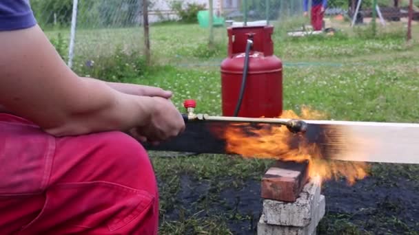 Homme Brûle Des Planches Bois Avec Propane Utilisant Technologie Japonaise — Video