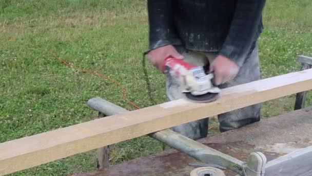Muž Drží Rozemůže Dřevěnou Desku Mlýnek Spoustou Prachu — Stock video
