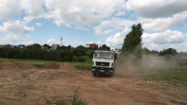 ダンプトラックは 建設中の砂をアンロードします 晴れた日 — ストック動画