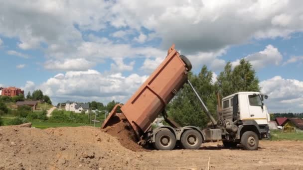 Caminhão Basculante Descarrega Areia Construção Dia Ensolarado — Vídeo de Stock