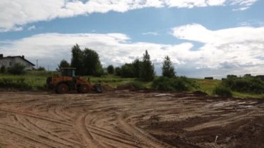 büyük sarı Lastik tekerlekli yükleyici toprak yeni bir bina için hizalar