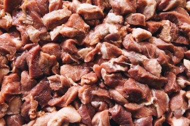 Çiğ doğranmış sığır eti yığını izole, üst görünümü