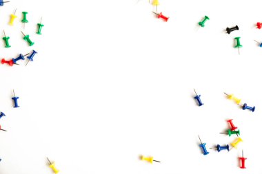 Beyaz arkaplanda izole edilmiş renkli itme iğneleri