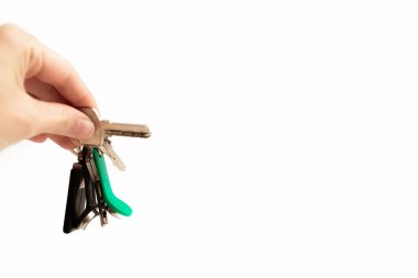 Beyaz arka planda çipi olan bir sürü anahtar var.