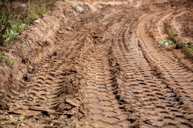 Motokros ve oto spor pisti, arka plan. Kumda tekerlek izleri