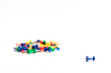 Pin beyaz arkaplandaki aynı düğme yığınından ayrı olarak uzanır