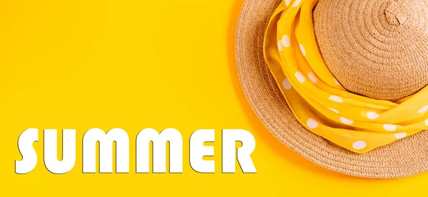夏天这个词用字母写在黄色的背景上 戴着一顶草帽 休息和度假的概念 — 图库照片