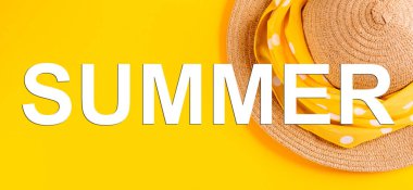 Saman şapkalı sarı bir arka planda harflerle yazılan yaz kelimesi. Yaz tatili kavramı, tatil. Pankart.