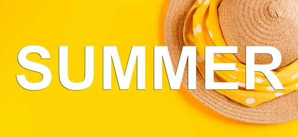 Λέξη Καλοκαίρι Γραμμένο Γράμματα Κίτρινο Φόντο Ψάθινο Καπέλο Έννοια Της — Φωτογραφία Αρχείου